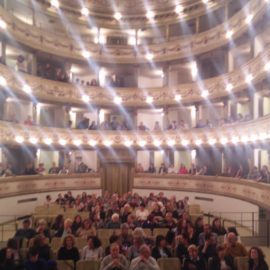 (Italiano) Giovedì a teatro